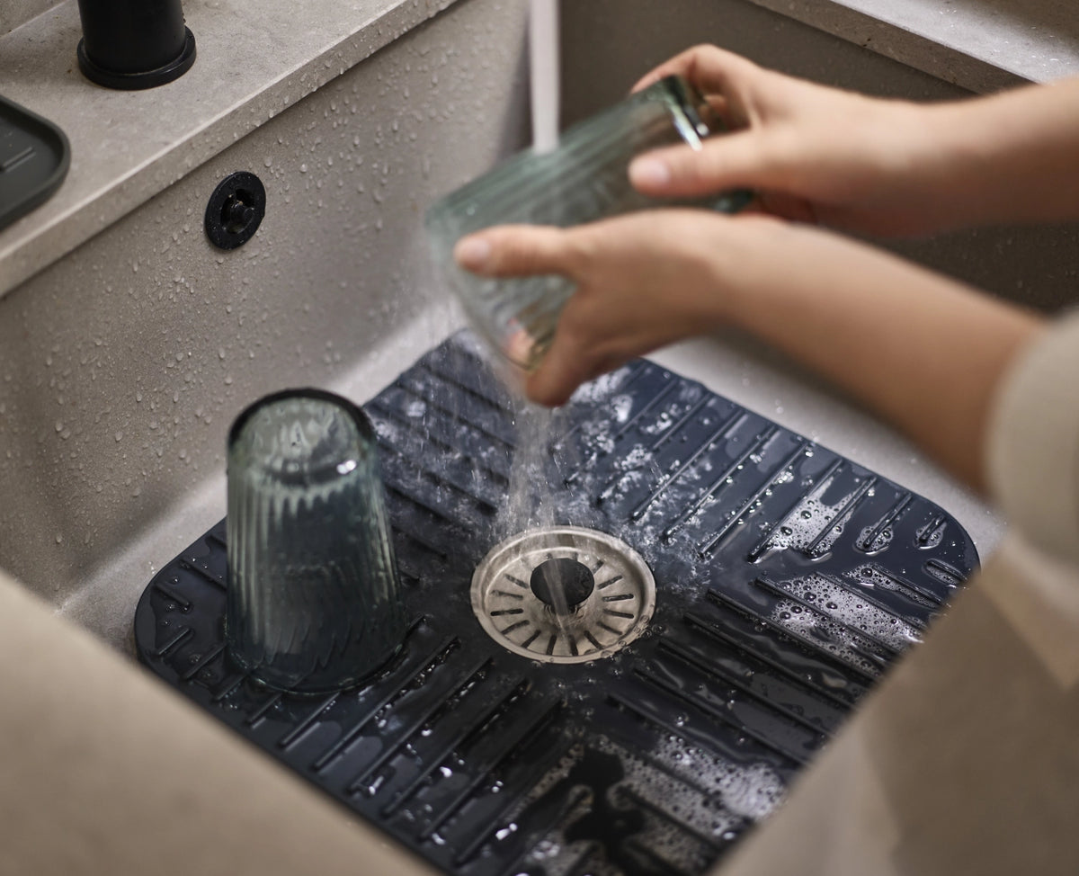 SinkShield Abtropfmatte mit Abfluss S 30x30cm ABS in Grau präsentiert im Onlineshop von KAQTU Design AG. Küchenhelfer ist von Joseph Joseph