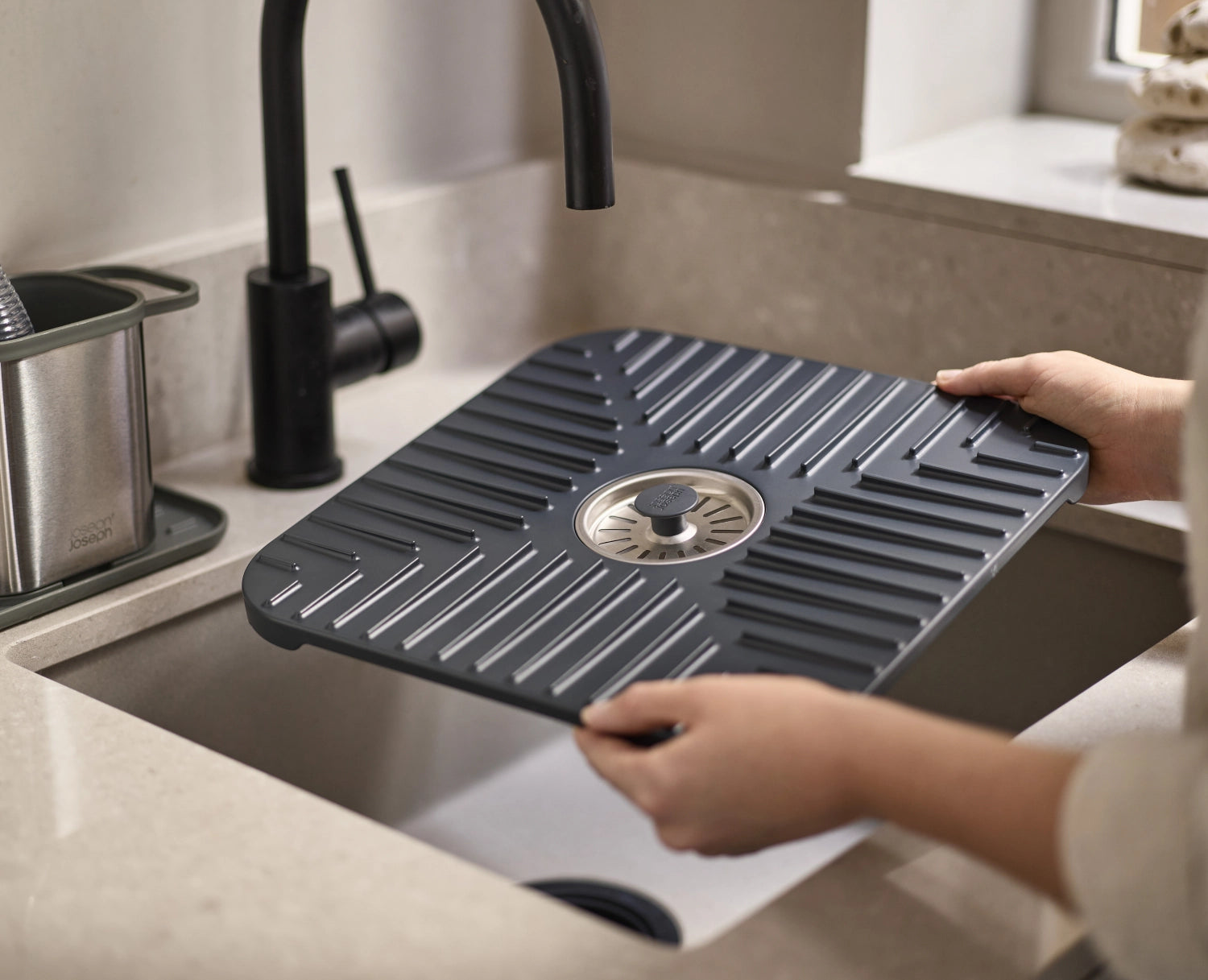 SinkShield Abtropfmatte mit Abfluss S 30x30cm ABS