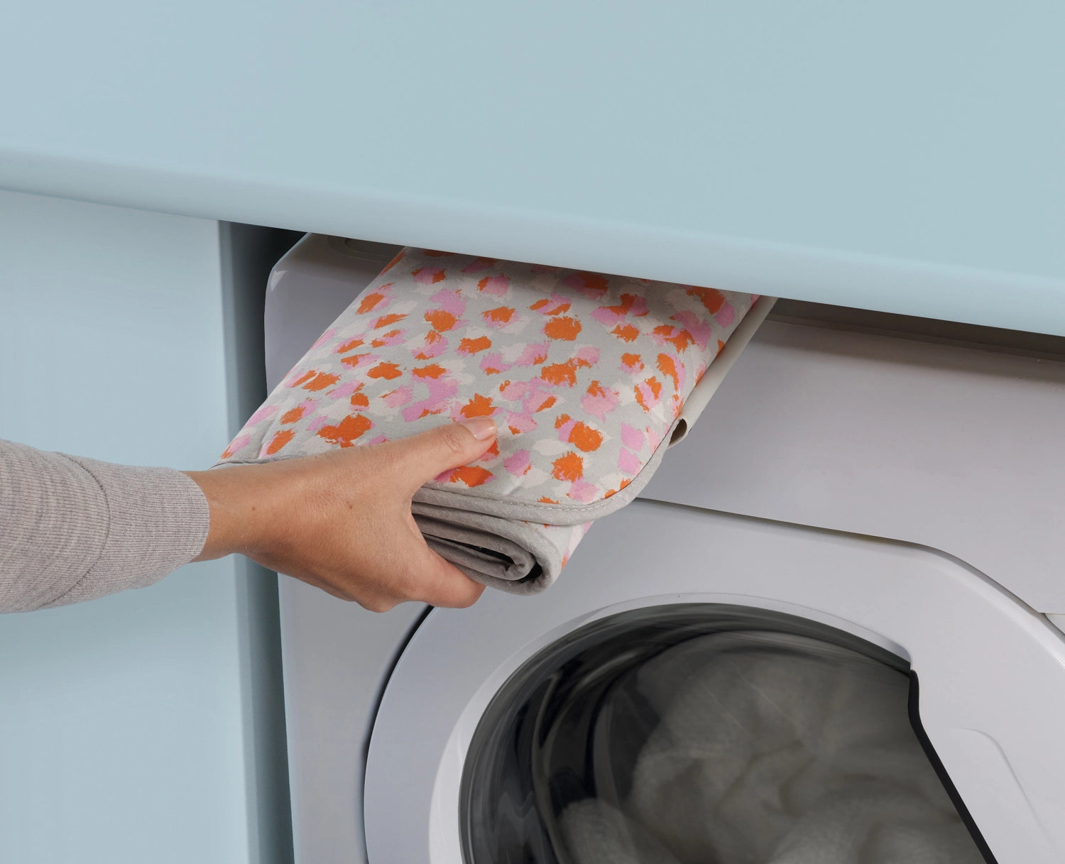 Faltbare Swift Bügelmatte in Peach Blossom von Joseph Joseph, ideal für platzsparendes Bügeln mit praktischen Funktionen.
