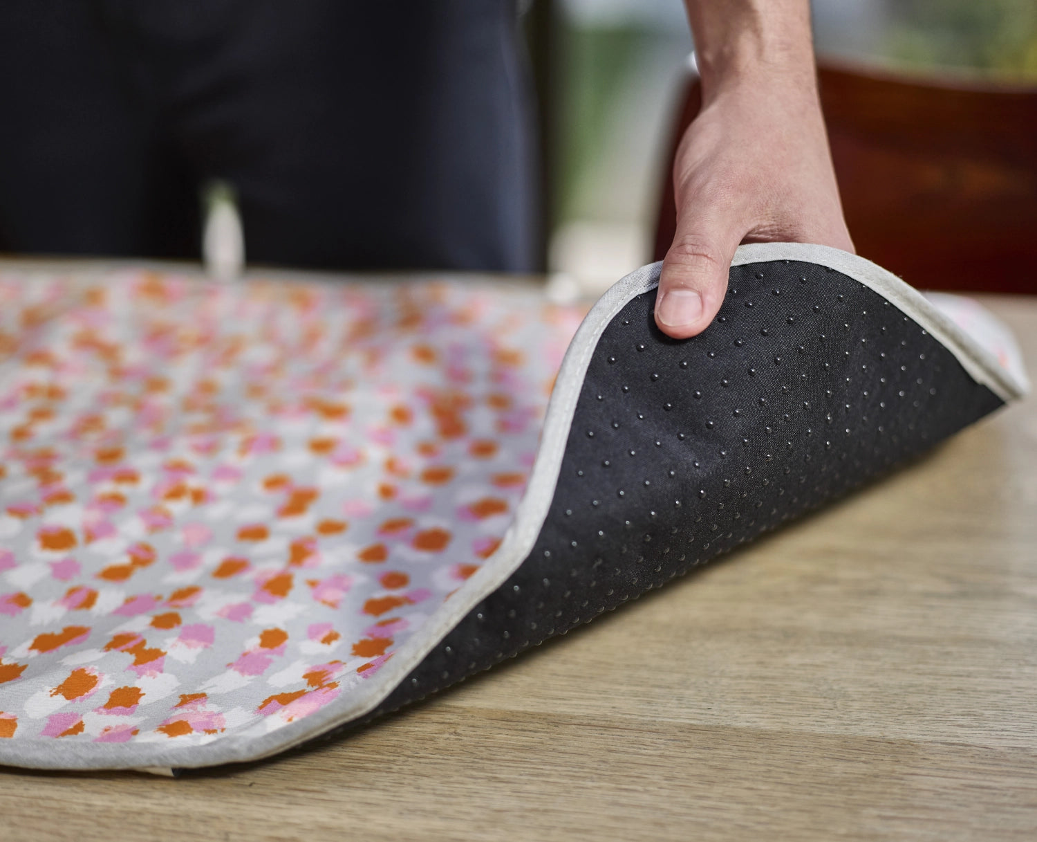 Faltbare Bügelmatte in sanftem Peach Blossom, perfekt für effizientes Bügeln und einfache Lagerung in jedem Haushalt.