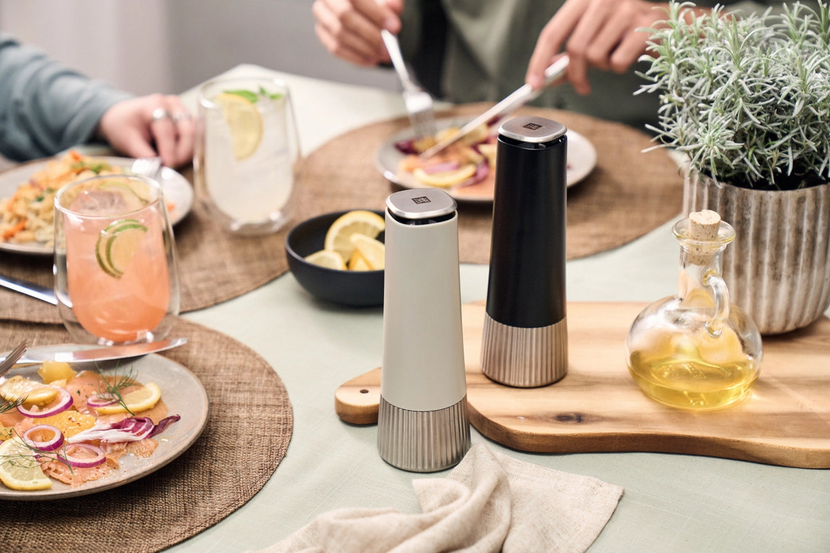 2er Set Pro Gewürzmühlen in Schwarz präsentiert im Onlineshop von KAQTU Design AG. Küchenhelfer ist von Zwilling
