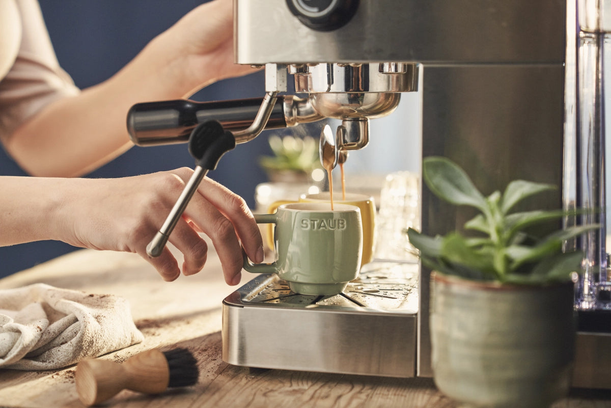 Tasse Eucalyptus XS 100ml in Grün präsentiert im Onlineshop von KAQTU Design AG. Espressotassen ist von Staub