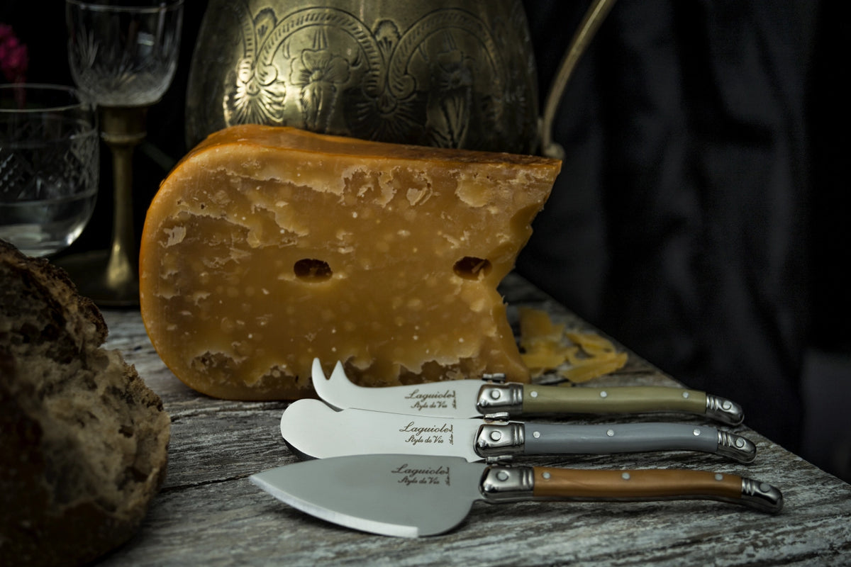 Laguiole 3tlg Premium Line Käsemesserset treasure in Mehrfarbig präsentiert im Onlineshop von KAQTU Design AG. Küchenmesser ist von Laguiole Style de Vie