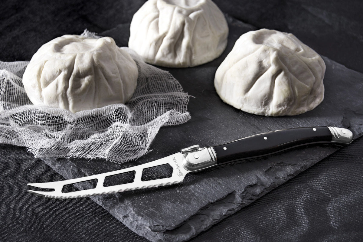 Laguiole Premium Line Käsemesser schwarz in Schwarz präsentiert im Onlineshop von KAQTU Design AG. Küchenmesser ist von Laguiole Style de Vie