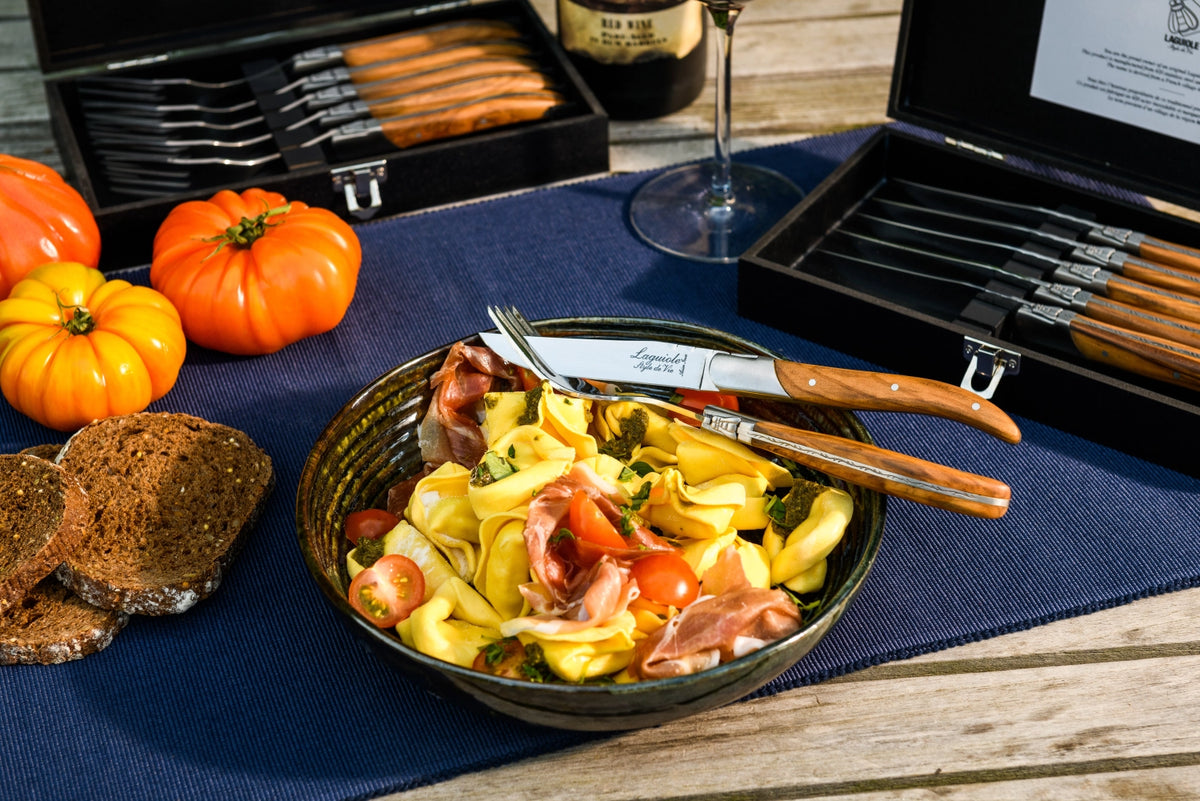 Laguiole Luxury Line Steakmesser Olivenholz in Braun präsentiert im Onlineshop von KAQTU Design AG. Küchenmesser ist von Laguiole Style de Vie