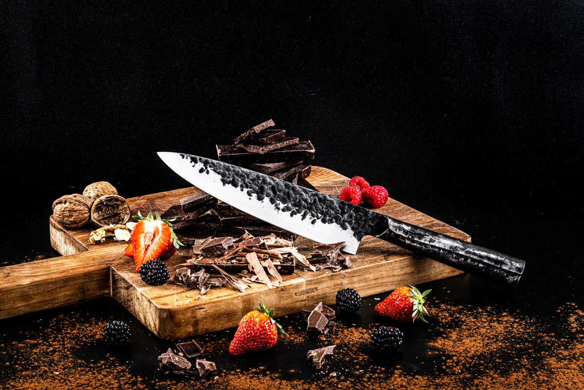 Brute Kochmesser 20cm in Schwarz präsentiert im Onlineshop von KAQTU Design AG. Küchenmesser ist von Forged