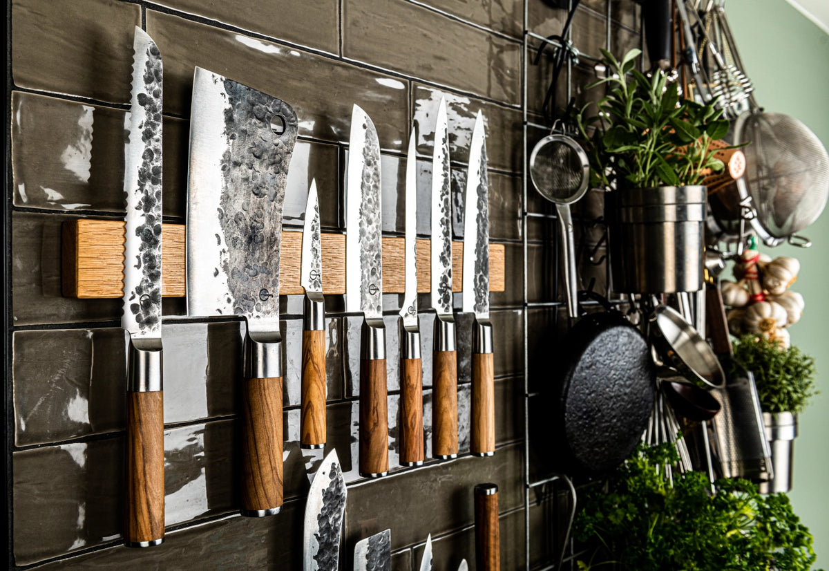 Olive Santokumesser 18cm in Beige präsentiert im Onlineshop von KAQTU Design AG. Küchenmesser ist von Forged