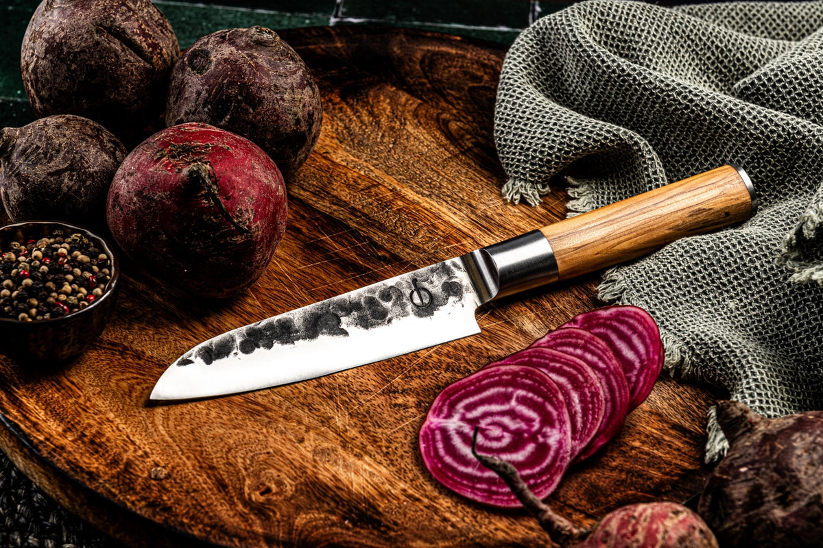 Olive Santokumesser 13cm in Beige präsentiert im Onlineshop von KAQTU Design AG. Küchenmesser ist von Forged