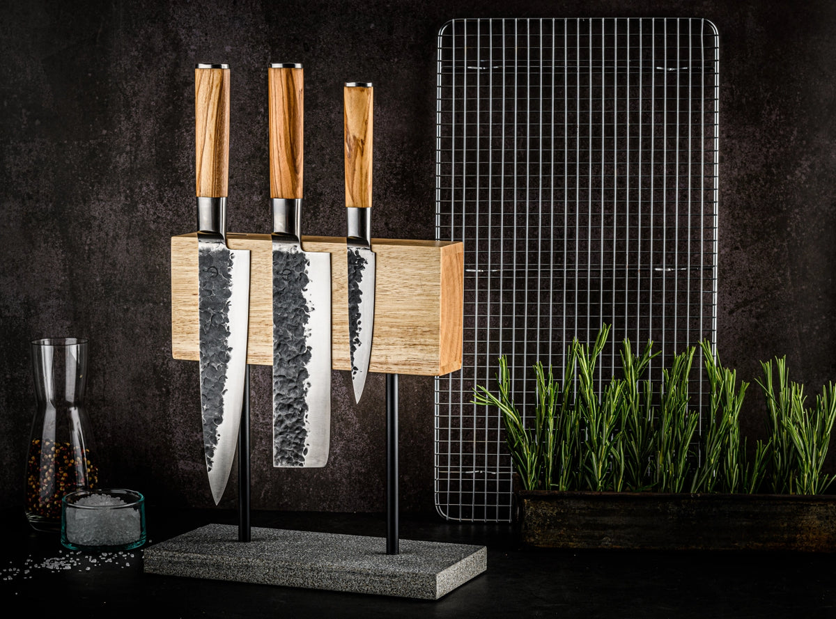 3tlg Olive Messerset in Beige präsentiert im Onlineshop von KAQTU Design AG. Küchenhelfer ist von Forged
