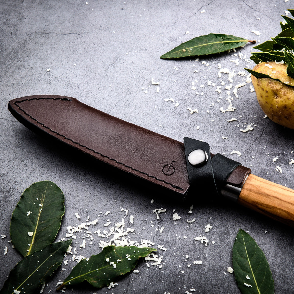 Lederetui Santokumesser 14 in Gelb präsentiert im Onlineshop von KAQTU Design AG. Küchenmesser ist von Forged