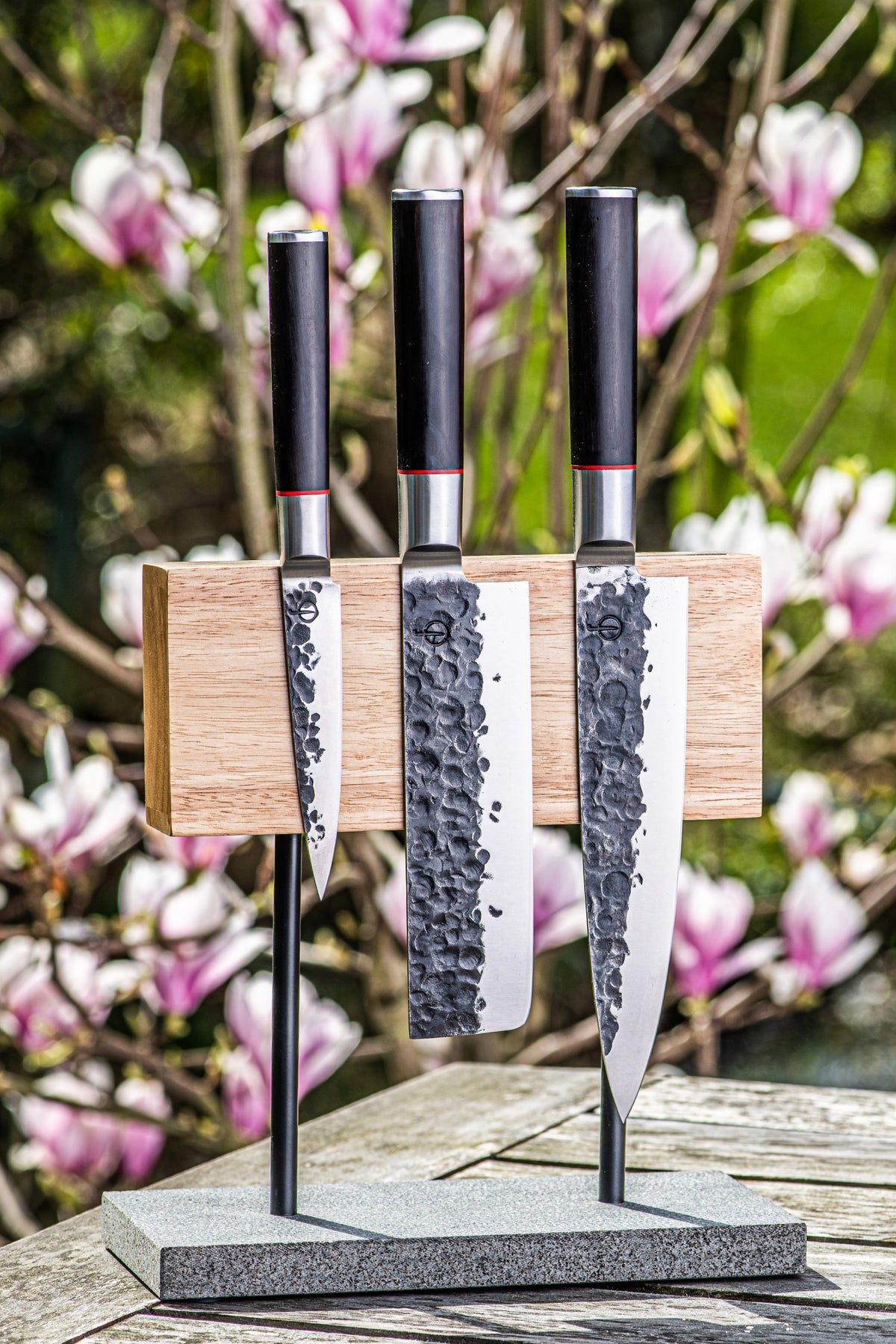 Magnetischer Messerblock Eiche auf Natursteinfuss in Beige präsentiert im Onlineshop von KAQTU Design AG. Messerblock ist von Style de Vie