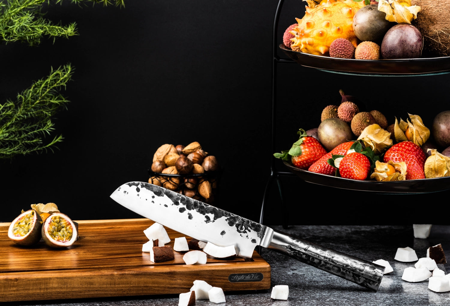 Elegantes, mittleres Schneidebrett aus robustem Naturholz von Style de Vie, perfekt für die Zubereitung und Präsentation von Speisen.