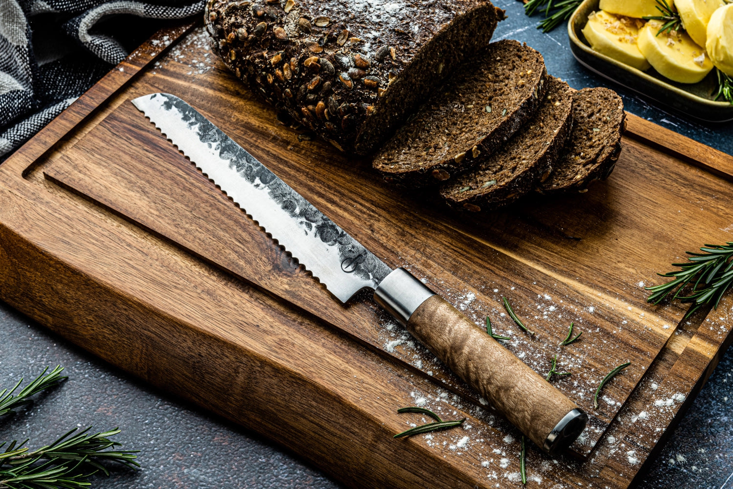Elegantes, mittleres Schneidebrett aus robustem Naturholz von Style de Vie, perfekt für die Zubereitung und Präsentation von Speisen.