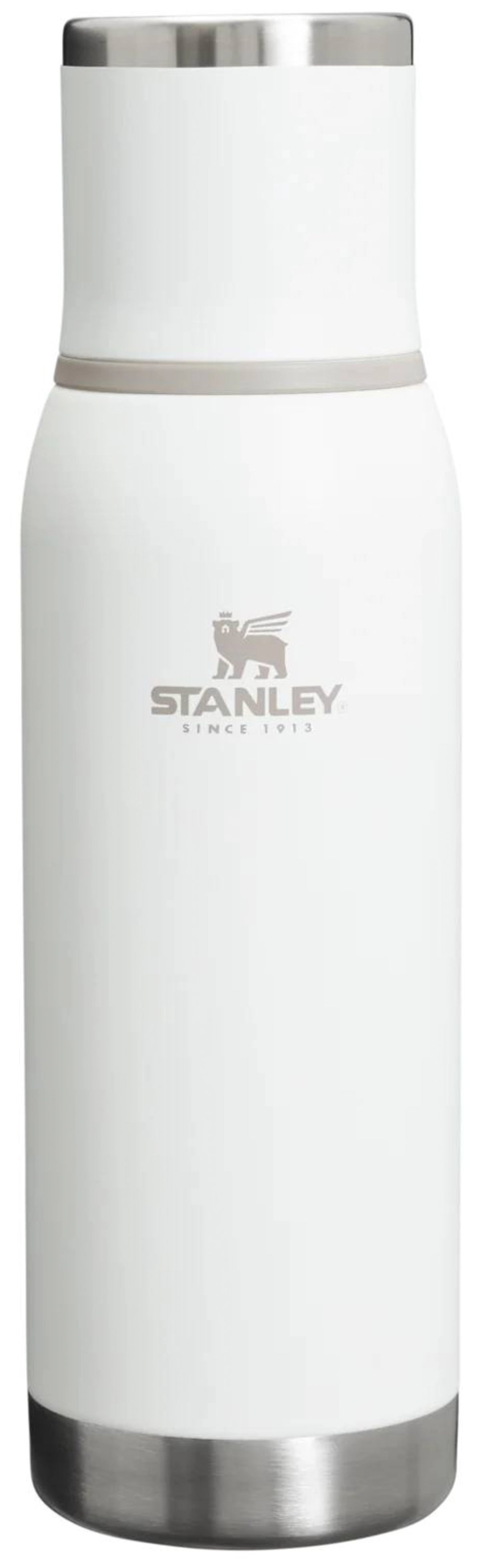 Weisse Thermosflasche aus Edelstahl von Stanley, Adventure To-Go 0.75l Frost, mit schlanker Silhouette und breiter Öffnung, stehend fotografiert.