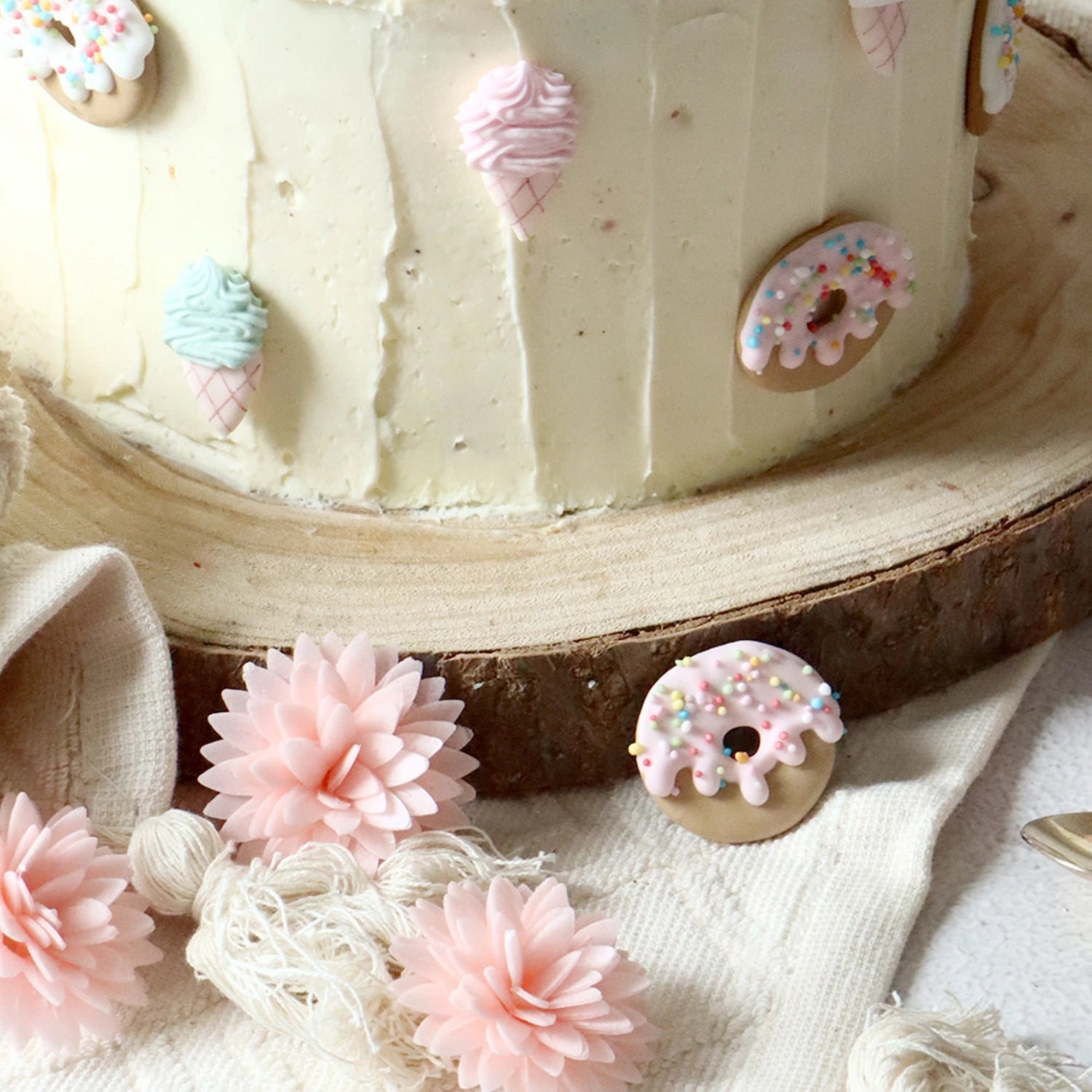 Vielfältiges Zuckerdekor-Set mit 7 fröhlichen Eis- und Donut-Designs von Scrap Cooking, ideal für kreative Tortendekoration und süße Leckereien.