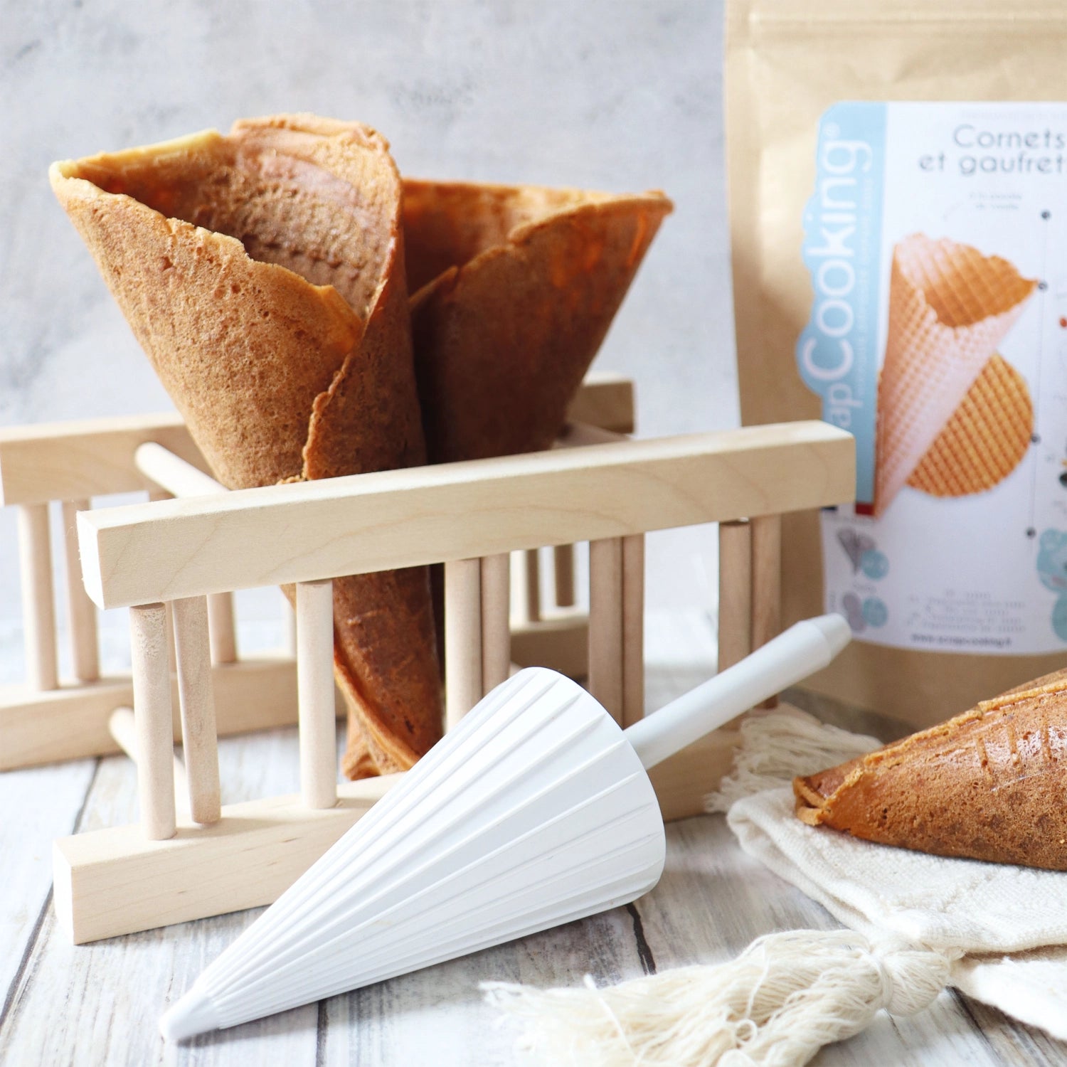 Küchengerät von Scrap Cooking zur mühelosen Zubereitung von knusprigen Waffeln und Cornets für süße Leckereien.