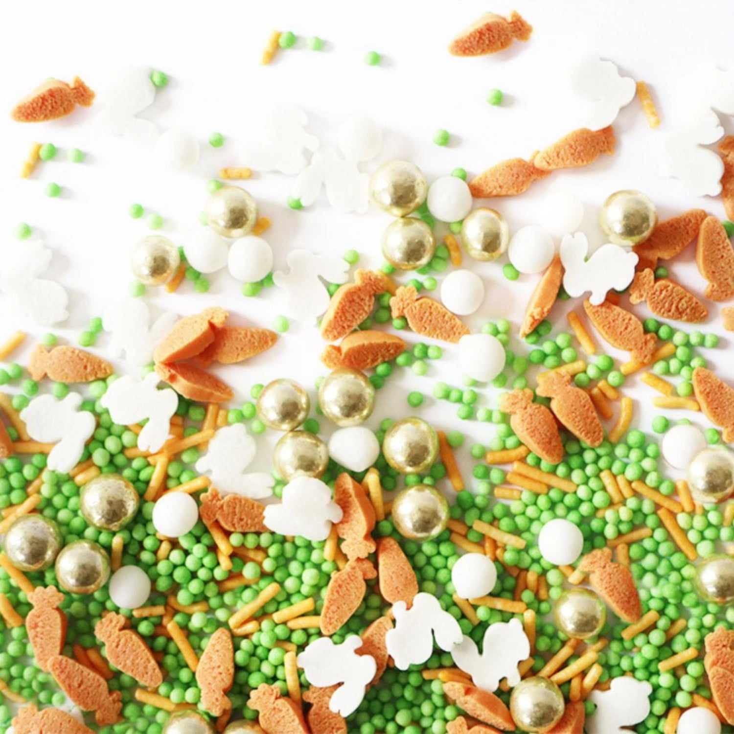 Osterliche Zuckerstreusel in fröhlichen Farben, ideal zum Verzieren von Kuchen, Plätzchen und anderen süßen Köstlichkeiten in der 60g Packung.