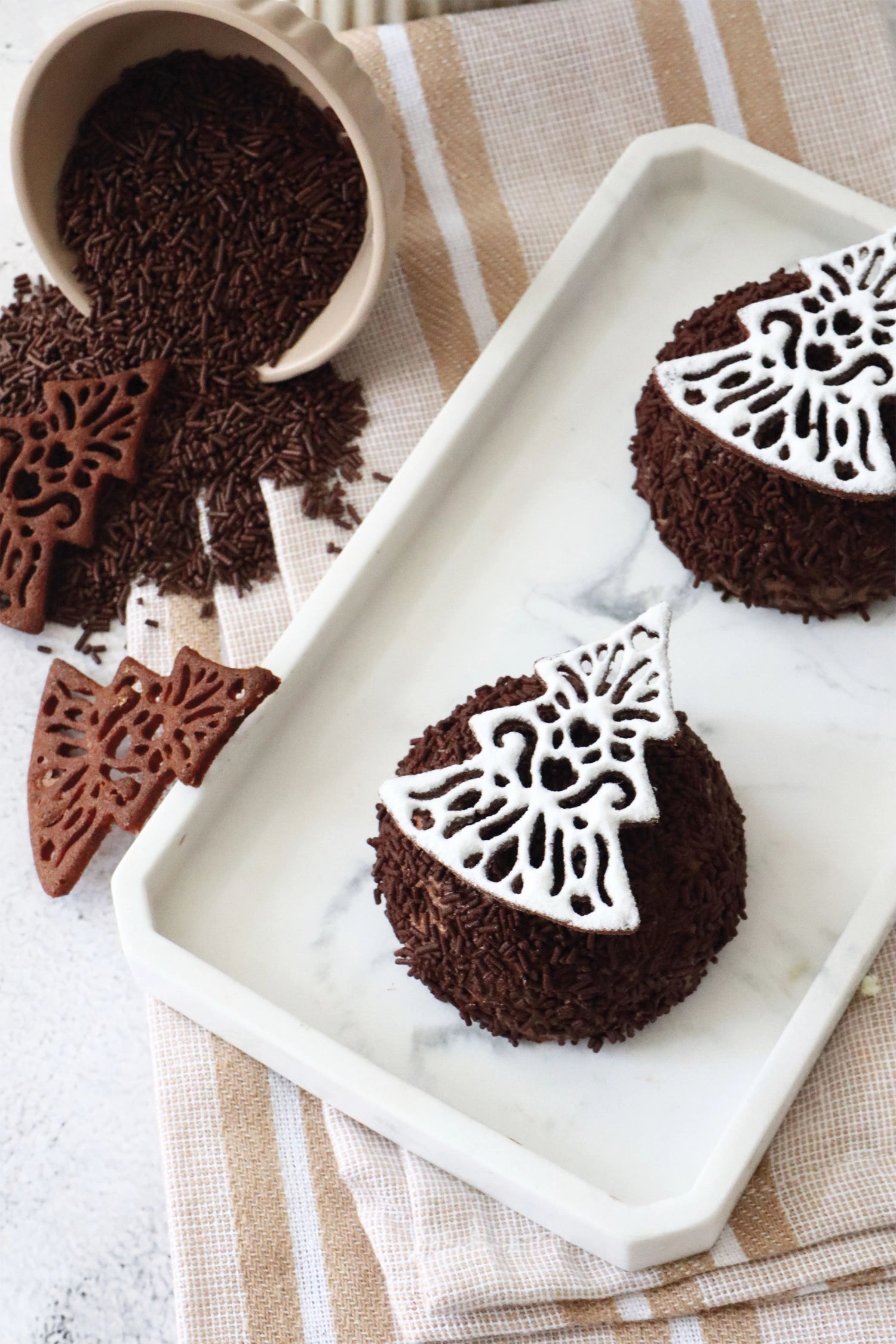 Zuckerstreusel aus dunkler Schokolade von Scrap Cooking, 70g, ideal für kreative Tortendekoration und süße Leckereien.
