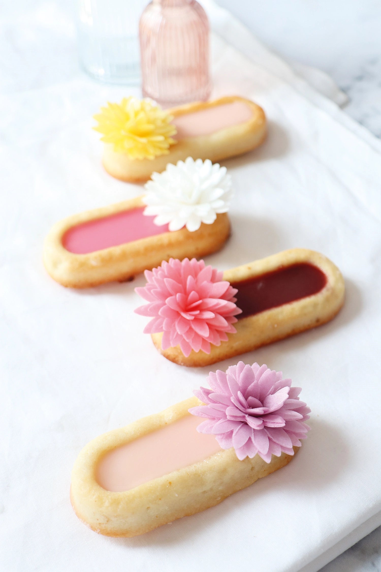 Fünf farbenfrohe Dahlien aus Esspapier von Scrap Cooking, ideal zum Verzieren von Kuchen und Desserts für besondere Anlässe.