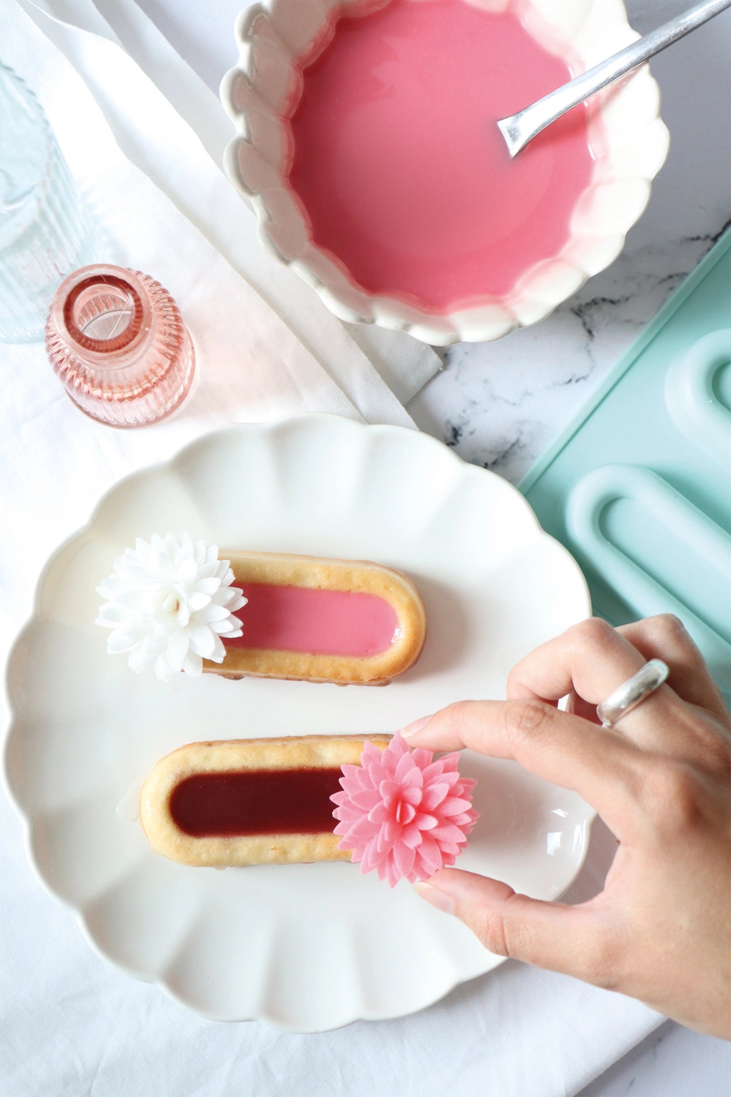 5 set dahlias fatti di carta da pranzo bianca, rosa