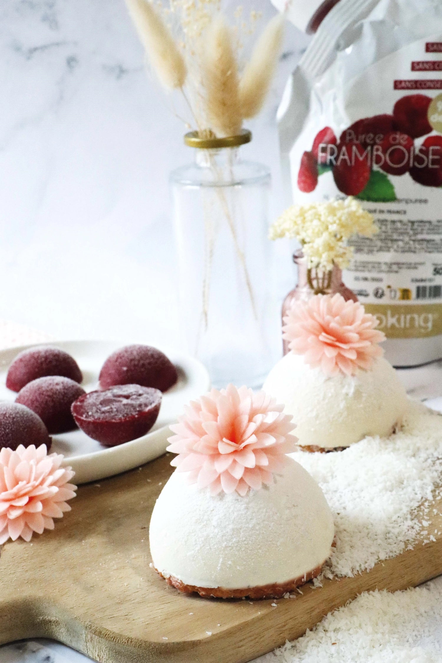 5 set dahlias fatti di carta da pranzo bianca, rosa