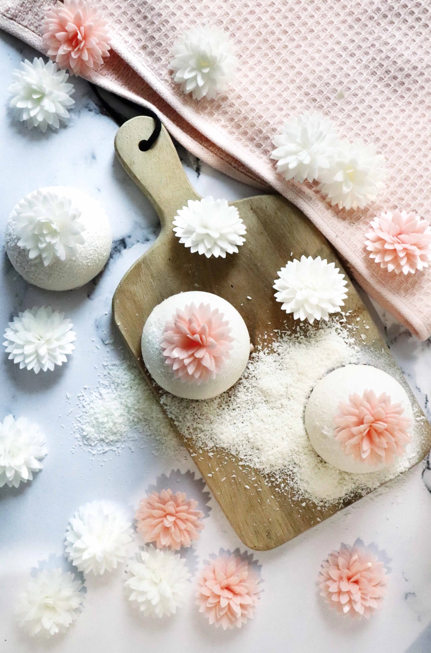 5 set dahlias fatti di carta da pranzo bianca, rosa