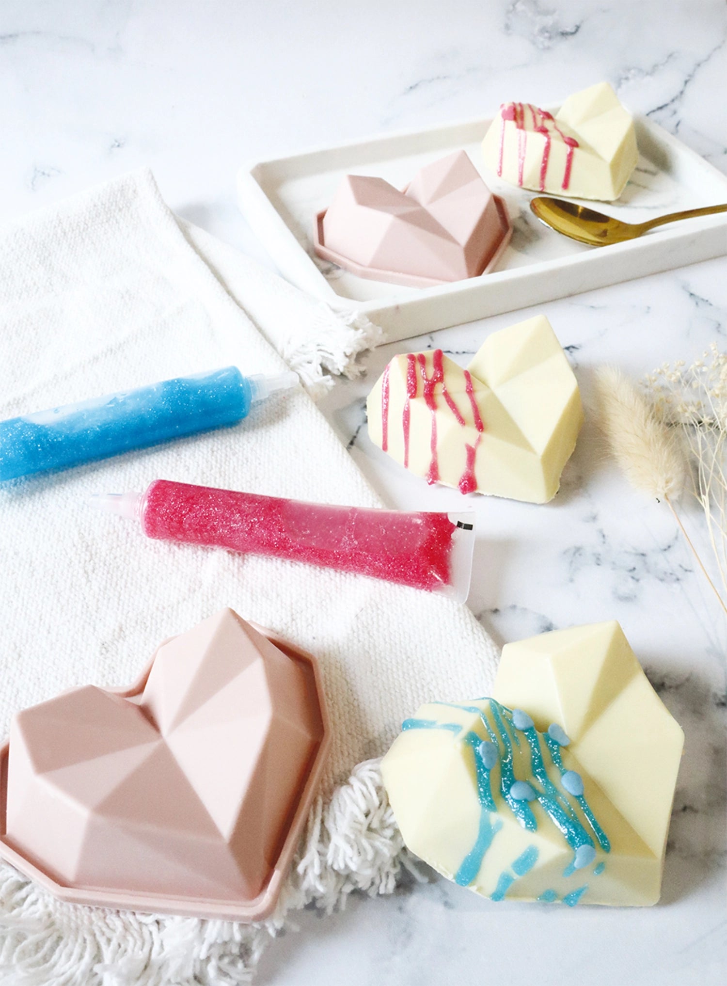 Perlmutt rosa Zuckerguss Stift, 26g, ideal für kunstvolle Backkreationen und sorgt für einen glanzvollen Touch auf Torten und Keksen.