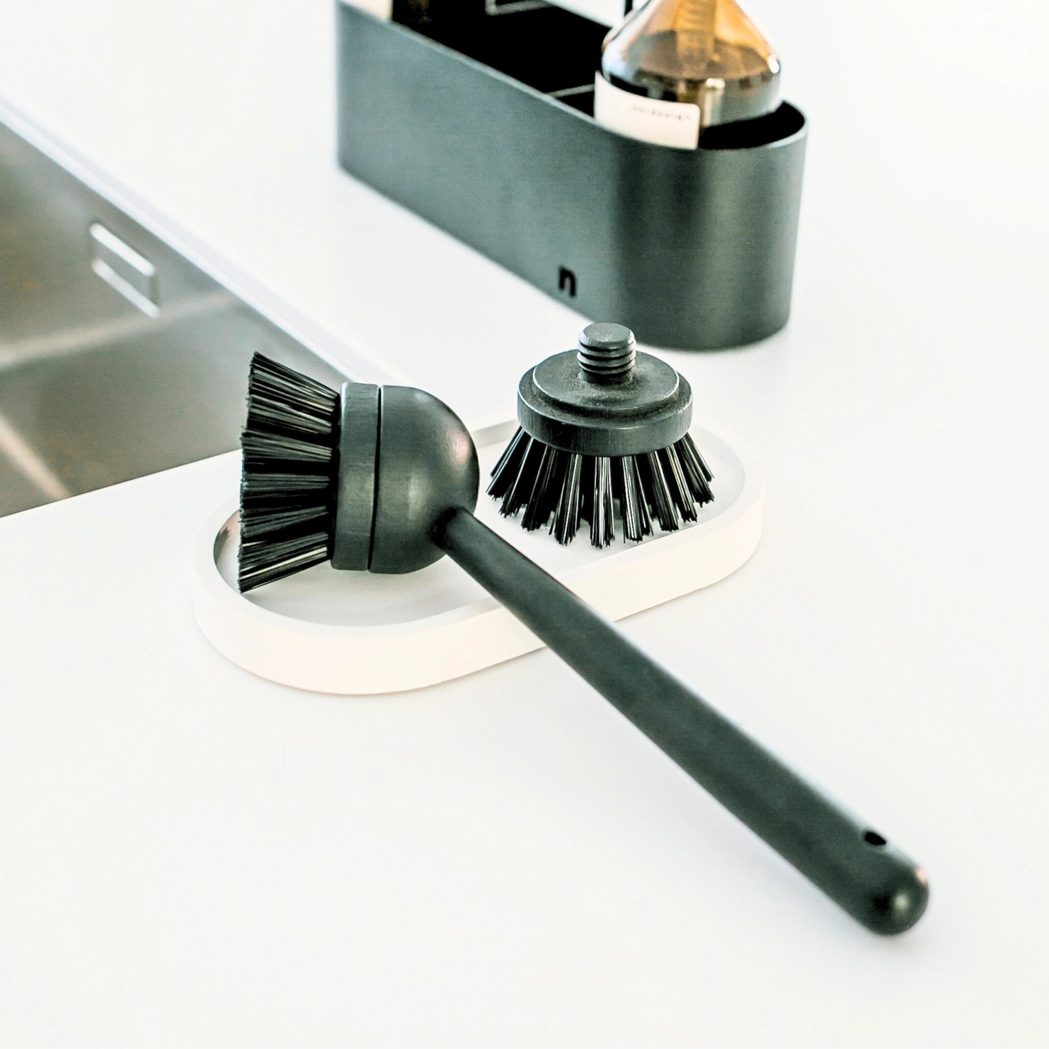 Spülbürste Bambus mit Kunststoffkopf H23cm B7.5cm T5.5cm in Schwarz präsentiert im Onlineshop von KAQTU Design AG. Abwasch ist von Nordesign