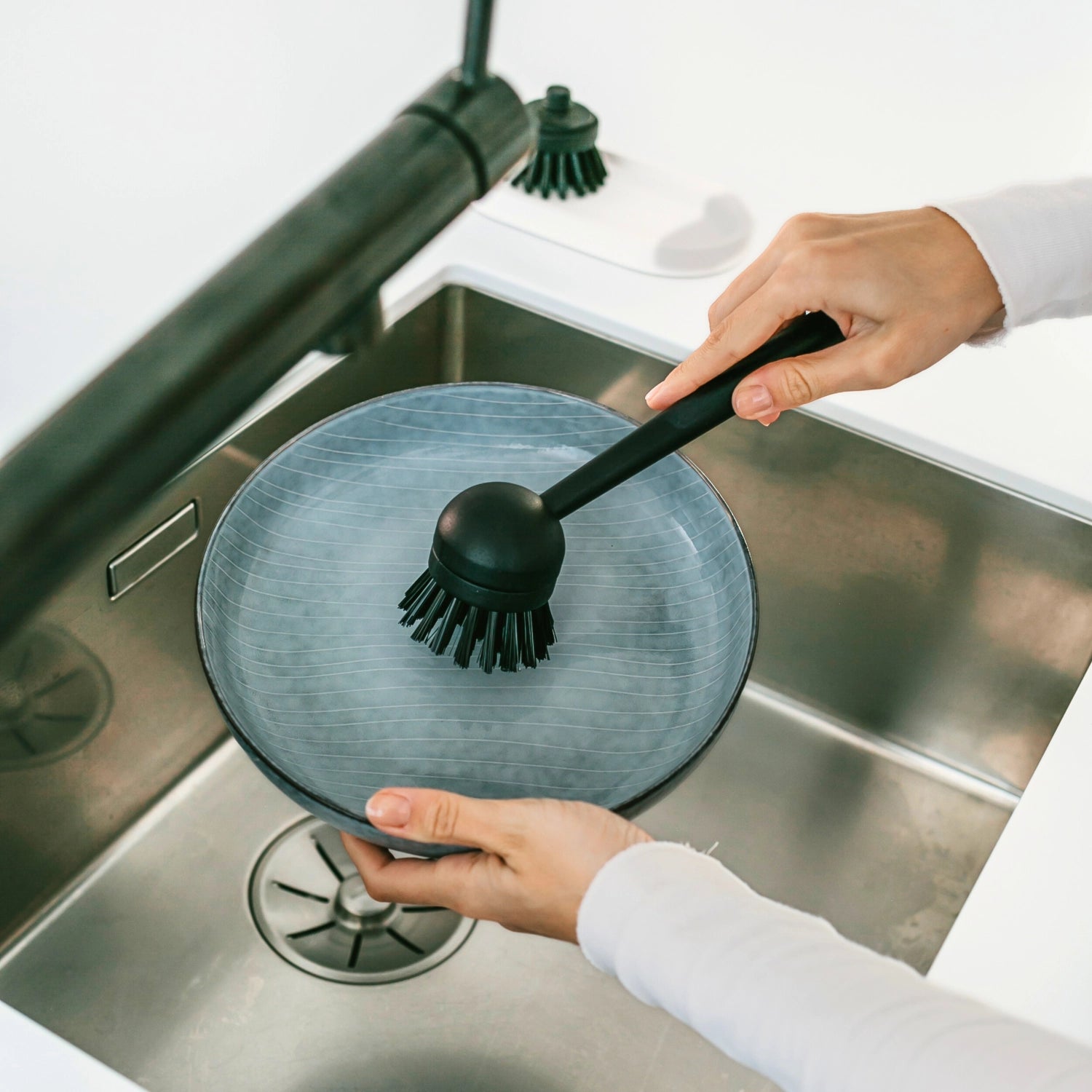 Spülbürste Bambus mit Kunststoffkopf H23cm B7.5cm T5.5cm in Schwarz präsentiert im Onlineshop von KAQTU Design AG. Abwasch ist von Nordesign