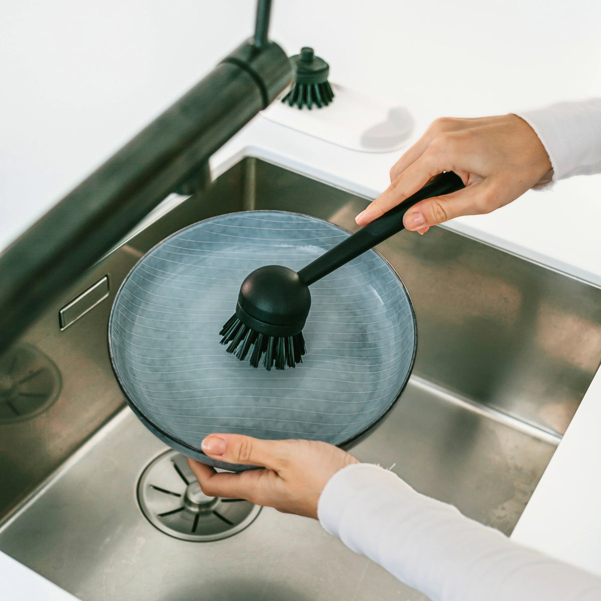 Spülbürste Bambus mit Kunststoffkopf H23cm B7.5cm T5.5cm in Schwarz präsentiert im Onlineshop von KAQTU Design AG. Abwasch ist von Nordesign