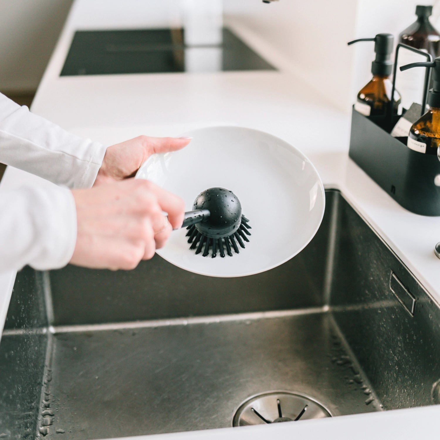 Spülbürste Bambus mit Kunststoffkopf H23cm B7.5cm T5.5cm in Schwarz präsentiert im Onlineshop von KAQTU Design AG. Abwasch ist von Nordesign