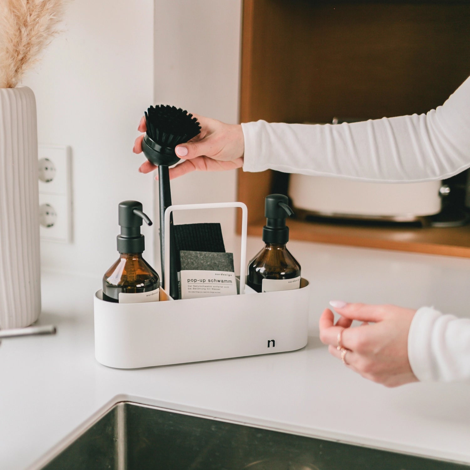 Spülbürste Bambus mit Kunststoffkopf H23cm B7.5cm T5.5cm in Schwarz präsentiert im Onlineshop von KAQTU Design AG. Abwasch ist von Nordesign