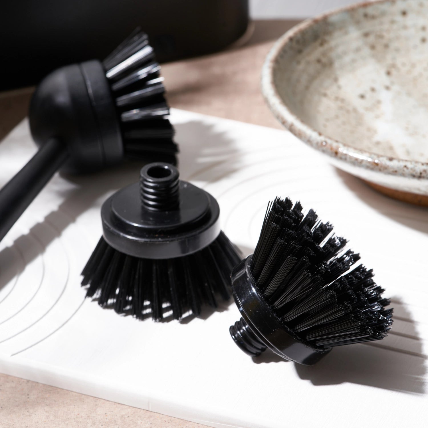 Zweites Set langlebiger Kunststoffbürsten von Nordesign, ideal für die Küchenreinigung. Kompakte Maße: H5.5cm, B12cm, T6.5cm.