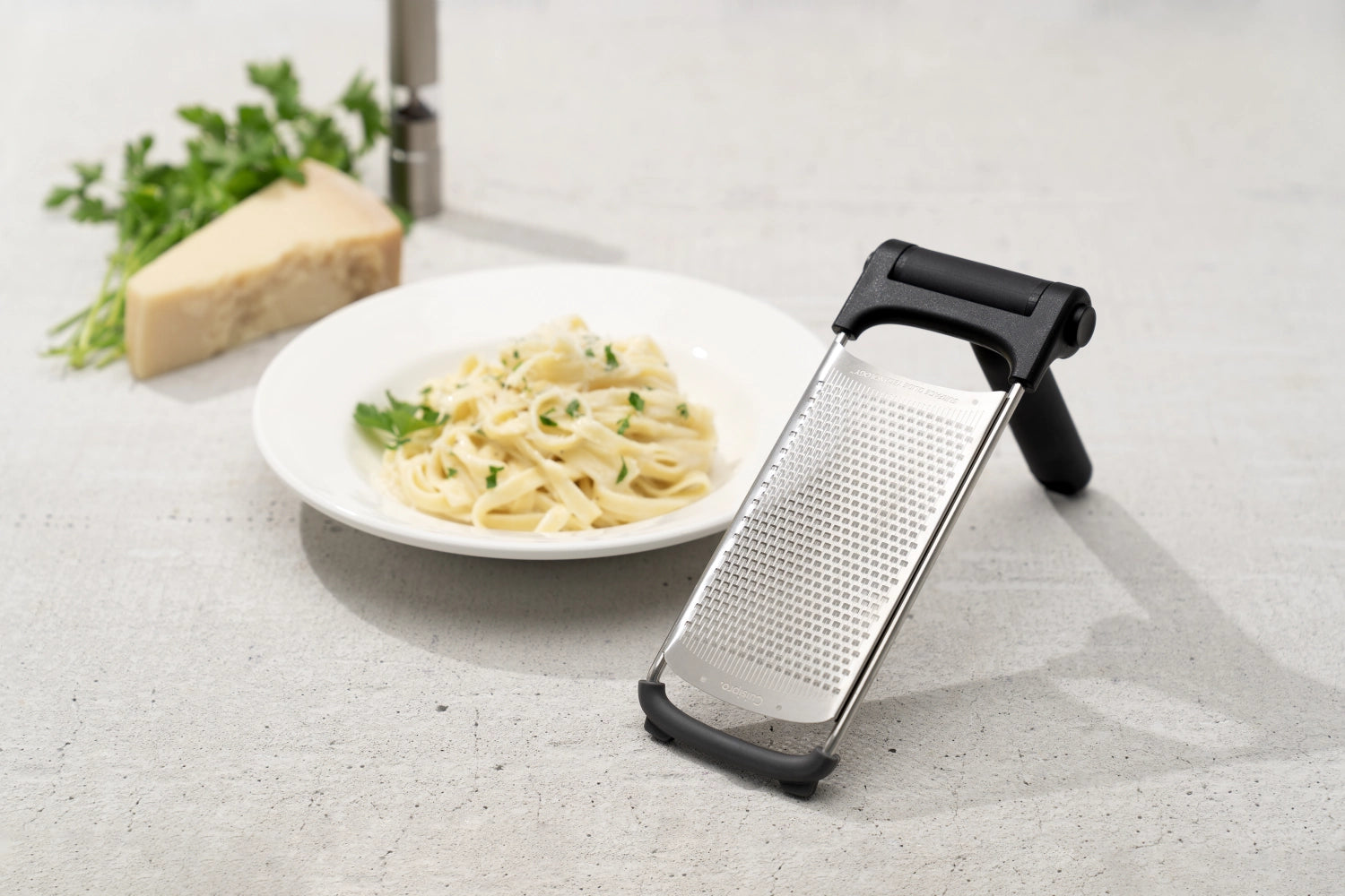 Klappreibe fein in Schwarz präsentiert im Onlineshop von KAQTU Design AG. Küchenhelfer ist von Cuisipro