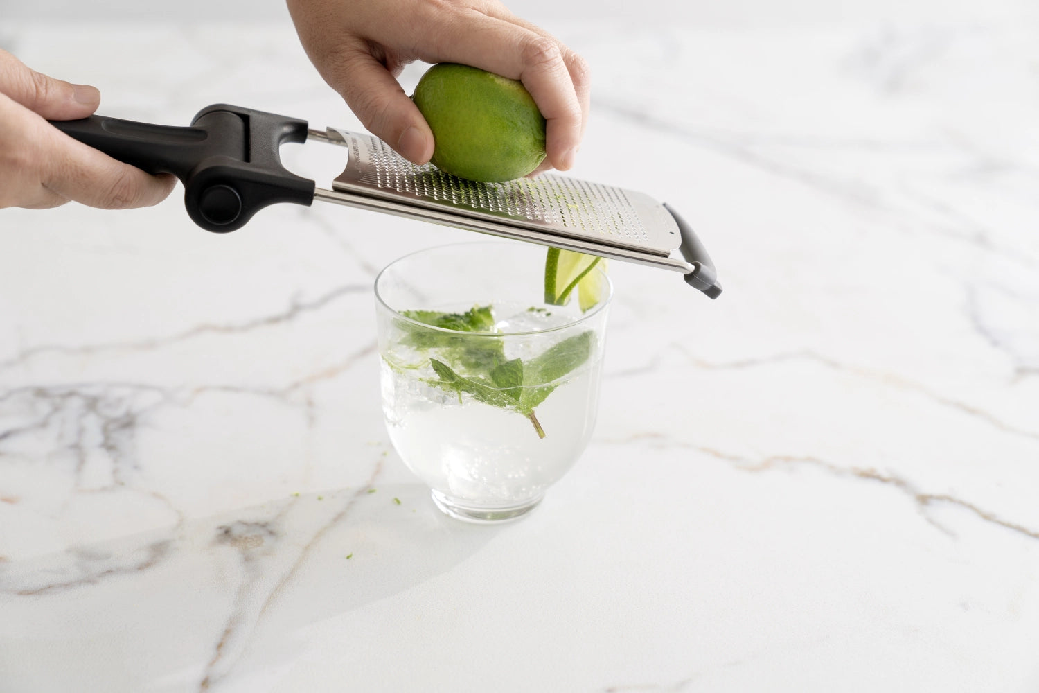 Klappreibe fein in Schwarz präsentiert im Onlineshop von KAQTU Design AG. Küchenhelfer ist von Cuisipro