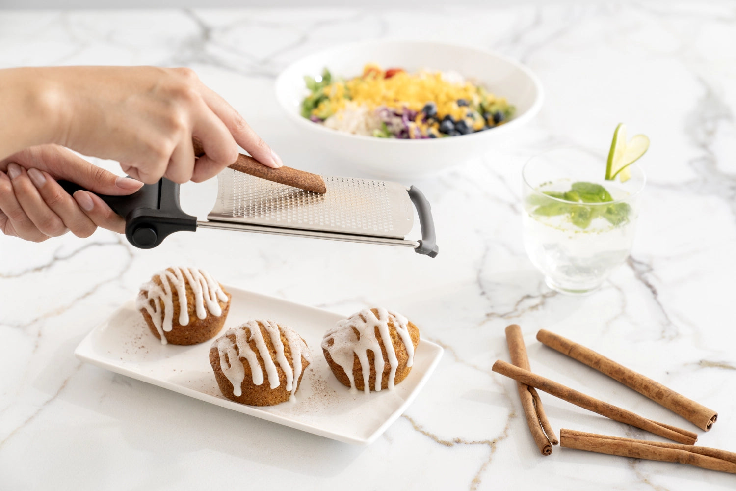 Klappreibe fein in Schwarz präsentiert im Onlineshop von KAQTU Design AG. Küchenhelfer ist von Cuisipro