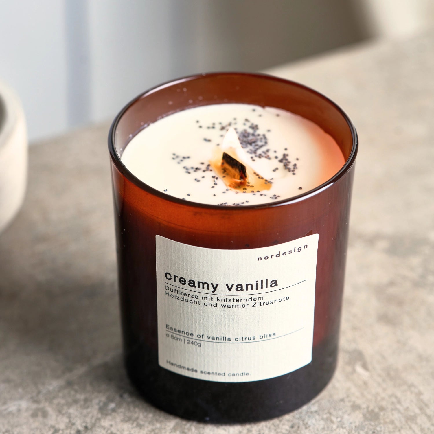 Duftkerze Glas mit Holzdocht Creamy Vanilla in Braun präsentiert im Onlineshop von KAQTU Design AG. Lebensmittel ist von Nordesign