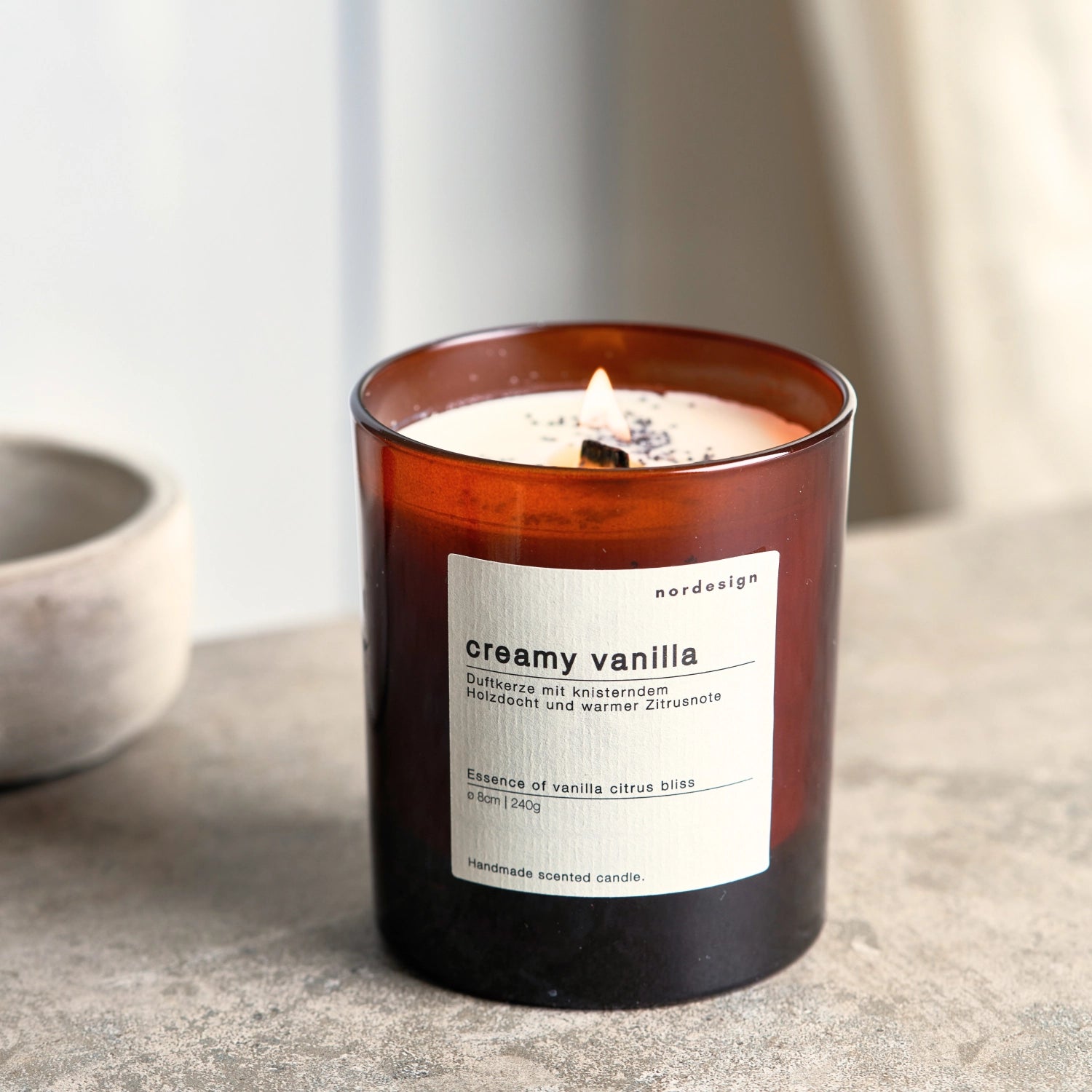 Duftkerze Glas mit Holzdocht Creamy Vanilla in Braun präsentiert im Onlineshop von KAQTU Design AG. Lebensmittel ist von Nordesign