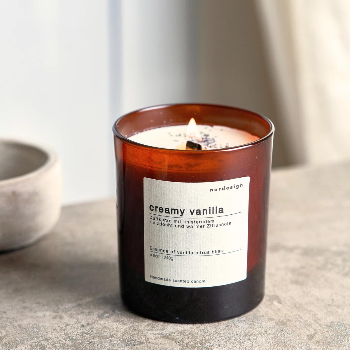 Duftkerze Glas mit Holzdocht Creamy Vanilla in Braun präsentiert im Onlineshop von KAQTU Design AG. Duftkerze ist von Nordesign