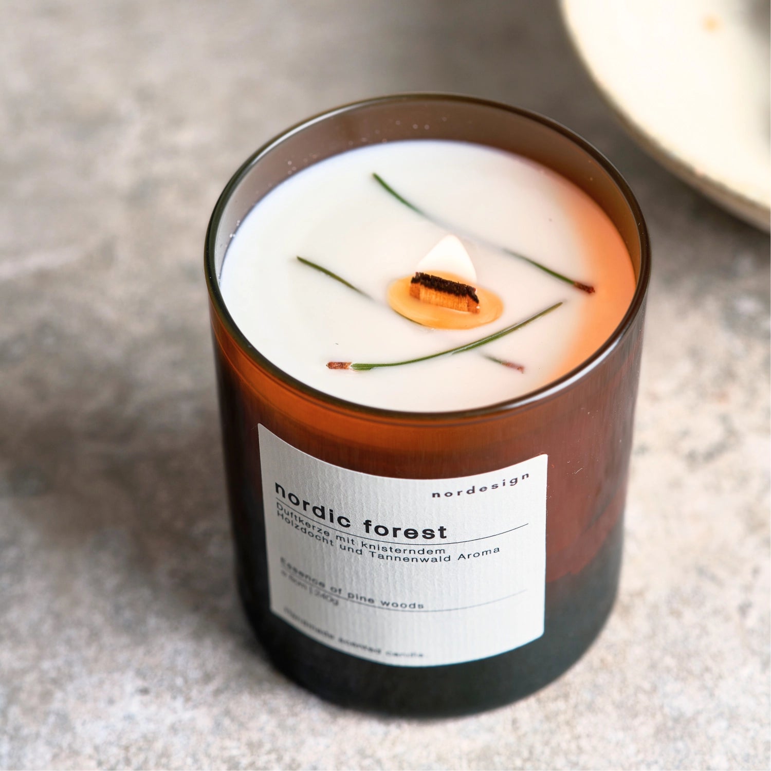 Duftkerze Glas mit Holzdocht Nordic Forest in Braun präsentiert im Onlineshop von KAQTU Design AG. Lebensmittel ist von Nordesign