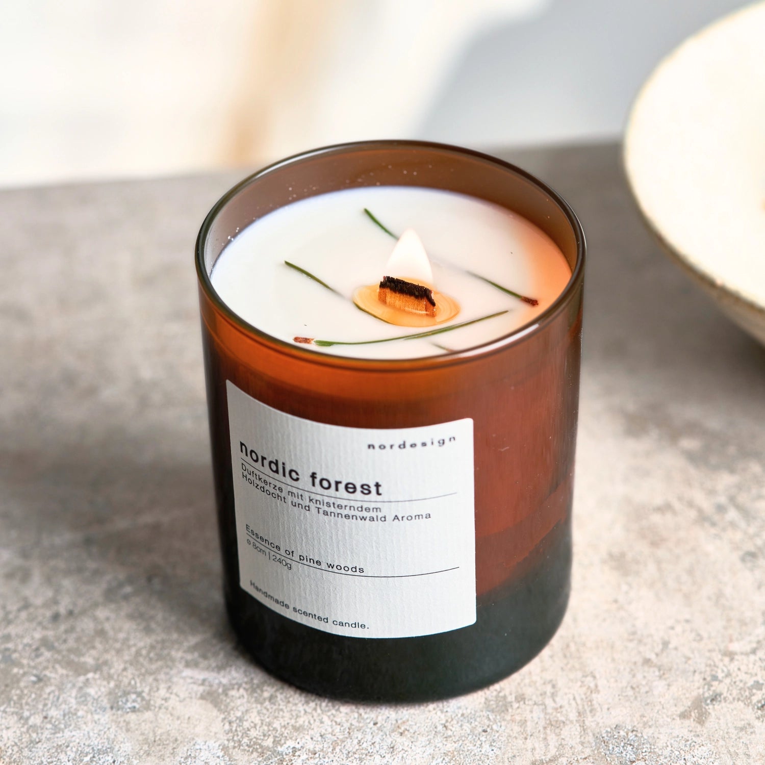 Duftkerze Glas mit Holzdocht Nordic Forest in Braun präsentiert im Onlineshop von KAQTU Design AG. Lebensmittel ist von Nordesign