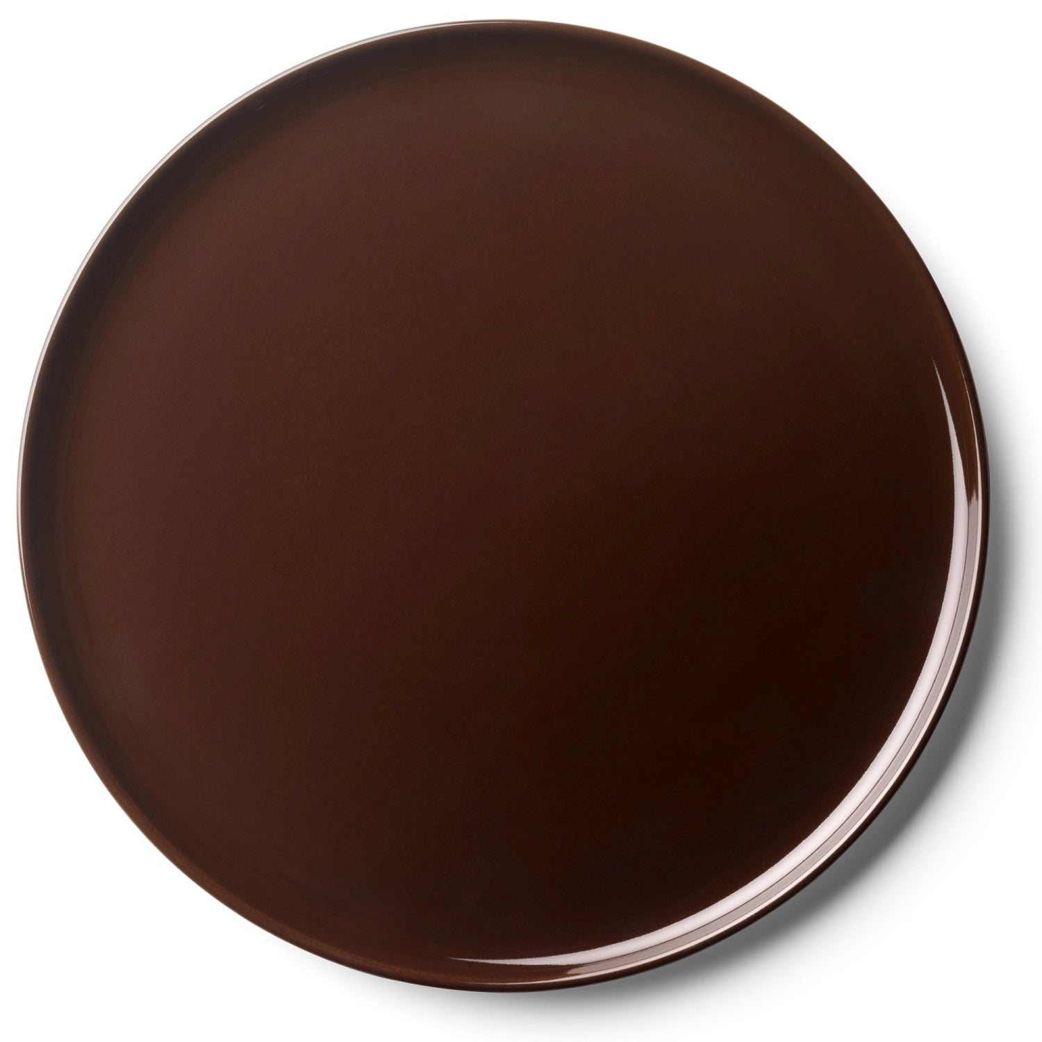 Zwei elegante flache Teller in warmem Mocha, 26 cm Durchmesser, perfekt für stilvolle Tischdekoration und kulinarische Genüsse.