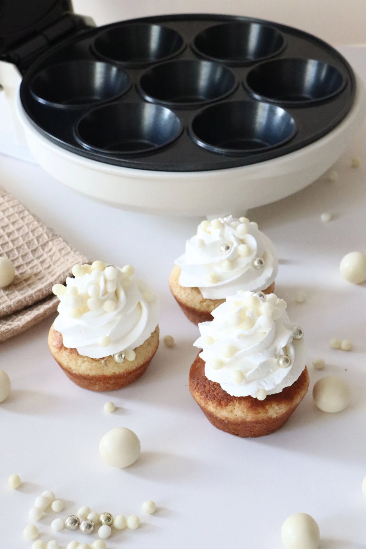 Mini Cupcakes Factory in Weiss präsentiert im Onlineshop von KAQTU Design AG. Küchengerät ist von Scrap Cooking