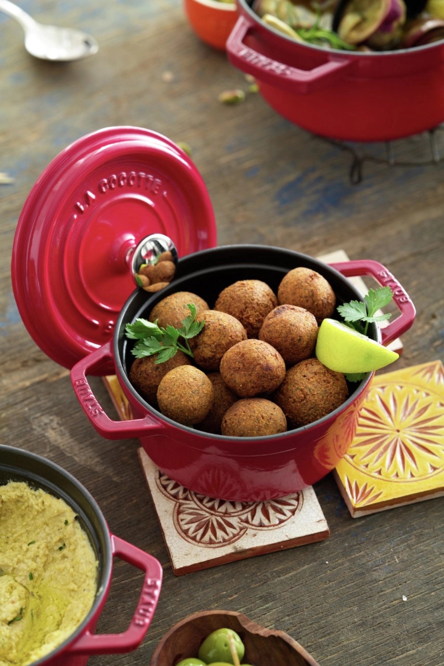 Cocotte 20cm, rund, Kirsch-Rot, Gusseisen 2.2l in Rot präsentiert im Onlineshop von KAQTU Design AG. Pfanne/Topf ist von Staub