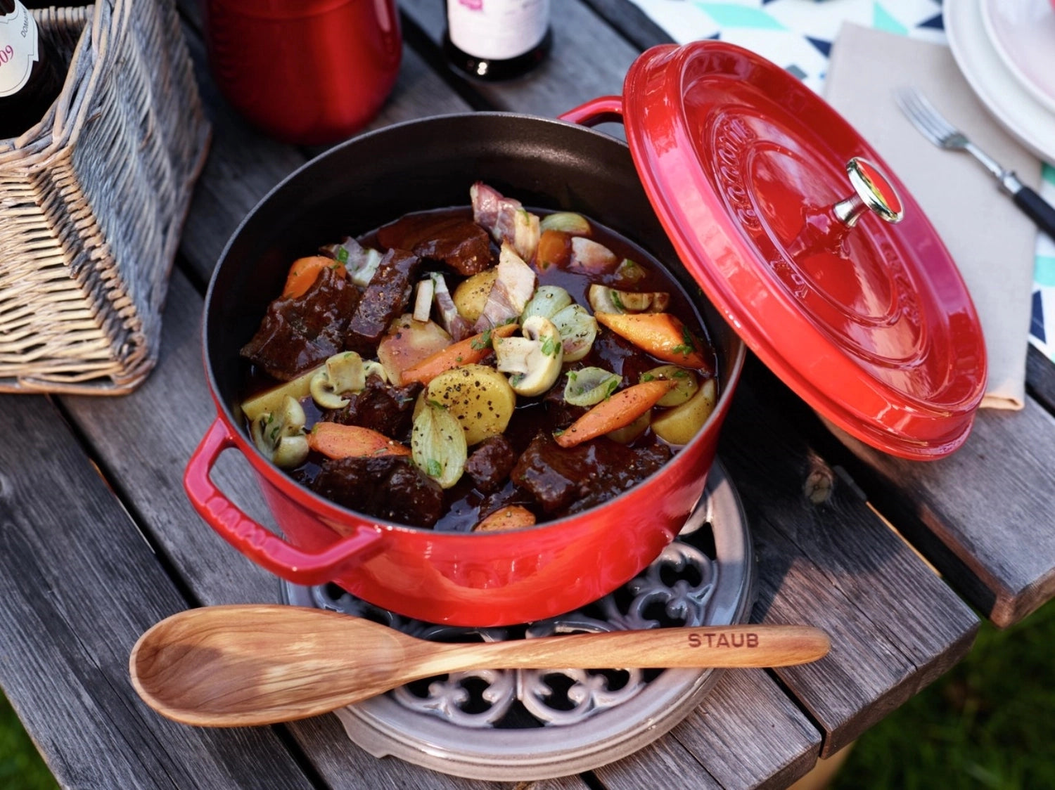 Runde Cocotte von Staub in Kirsch-Rot, 26 cm Durchmesser, aus Gusseisen, ideal für schmackhafte Gerichte, 5.25 l Fassungsvermögen.