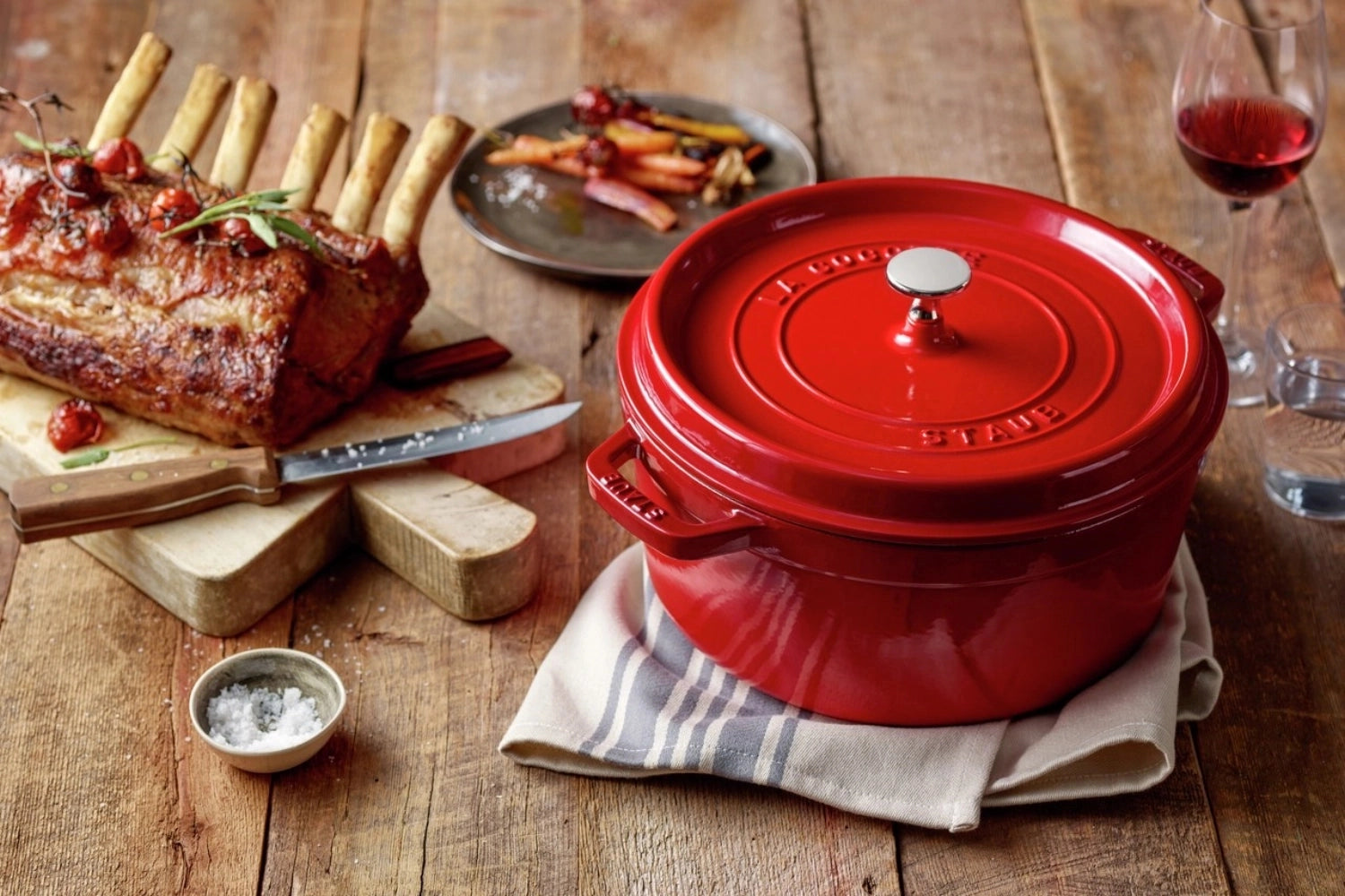 Elegante runde Cocotte in Kirsch-Rot von Staub, 26 cm, aus robustem Gusseisen, perfekt für köstliche Mahlzeiten mit 5.25 l Volumen.