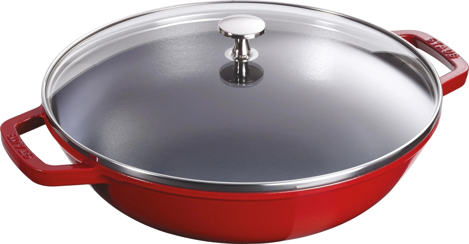 Wok mit Glasdeckel Kirsch-Rot 4.4 lt., 30cm in Rot präsentiert im Onlineshop von KAQTU Design AG. Küchengerät ist von Staub
