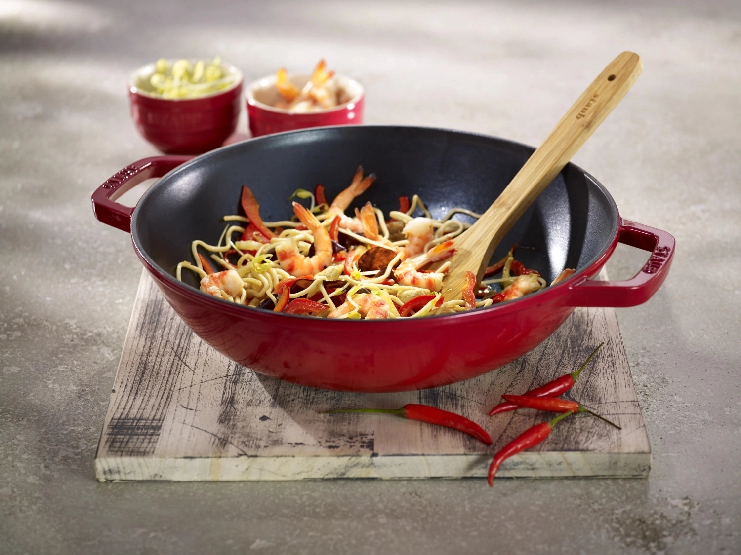 Wok mit Glasdeckel Kirsch-Rot 4.4 lt., 30cm in Rot präsentiert im Onlineshop von KAQTU Design AG. Küchengerät ist von Staub