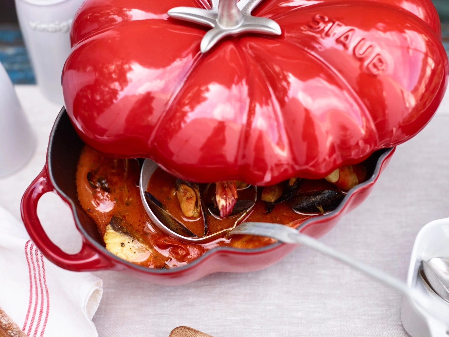 Cocotte 25cm, Tomate, Kirsch-Rot, Gusseisen 2.9l in Rot präsentiert im Onlineshop von KAQTU Design AG. Pfanne/Topf ist von Staub