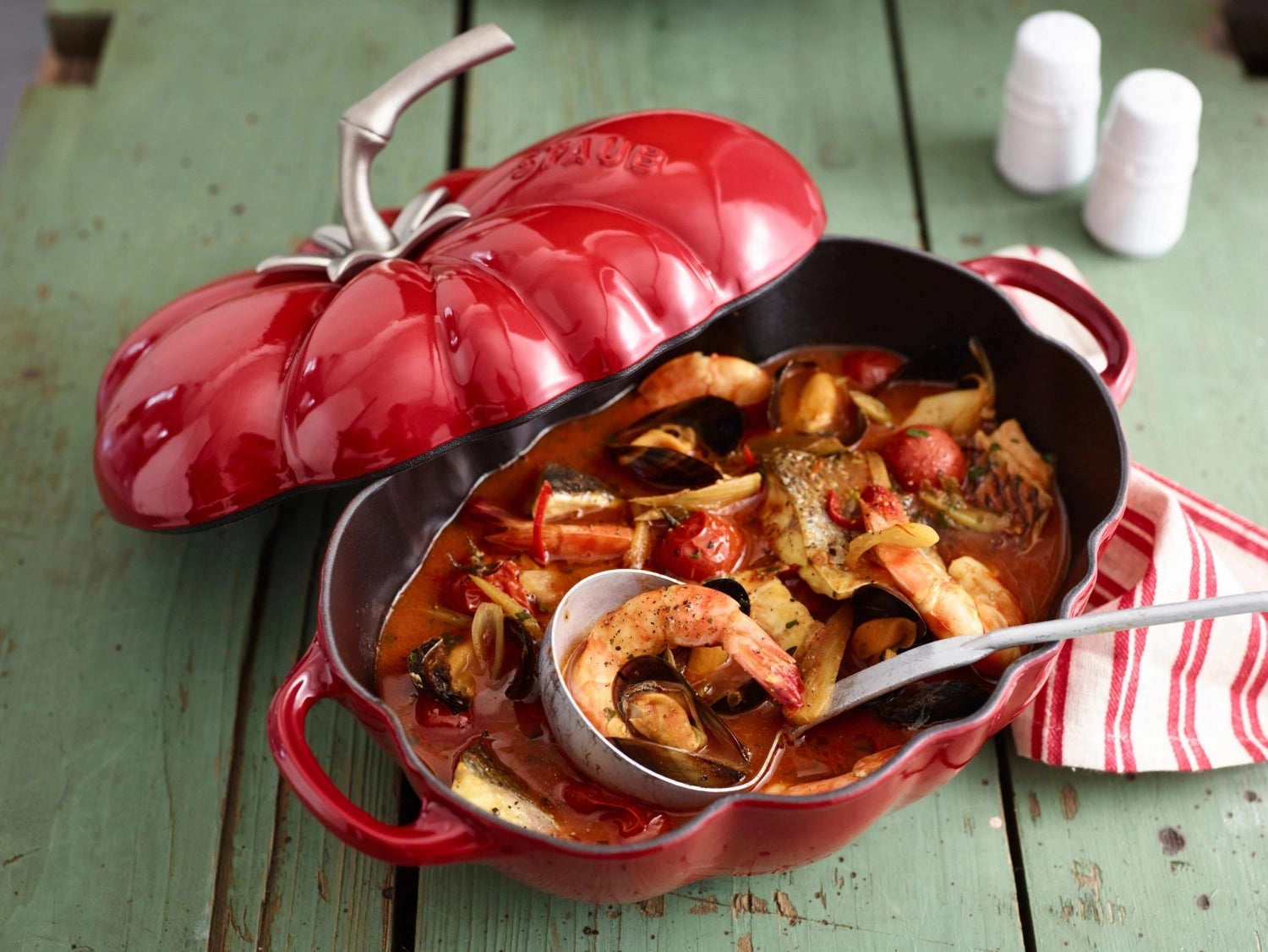 Cocotte 25cm, Tomate, Kirsch-Rot, Gusseisen 2.9l in Rot präsentiert im Onlineshop von KAQTU Design AG. Pfanne/Topf ist von Staub